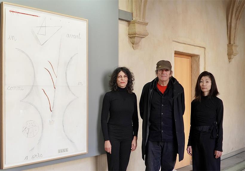 Das Ausstellungsteam von links nach rechts: Die Musikerin und Komponistin Nataša Grujović, der ehemalige Dramaturg am Théâtre National du Luxembourg Andreas Wagner sowie die Tänzerin und Choreografin Yuko Kominami bei der Generalprobe im Kreuzgang der Abtei Neumünster. Neben den Künstlern ist ein Werk von Steve Kaspar zu sehen, auf dessen elektroakustische Klanglandschaften sich die Performance „A-Un“ stützte. Das Konzept und die musikalische Gestaltung stammten von Andreas Wagner, die Aufführung fand am 19. September statt.