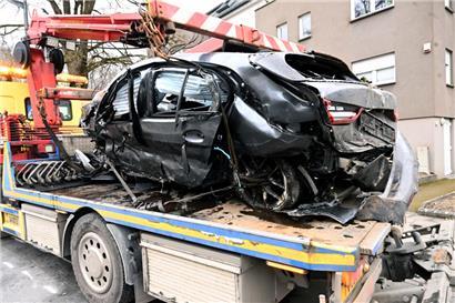 Das Auto, in dem zwei Menschen gestorben sind, wird abtransportiert
