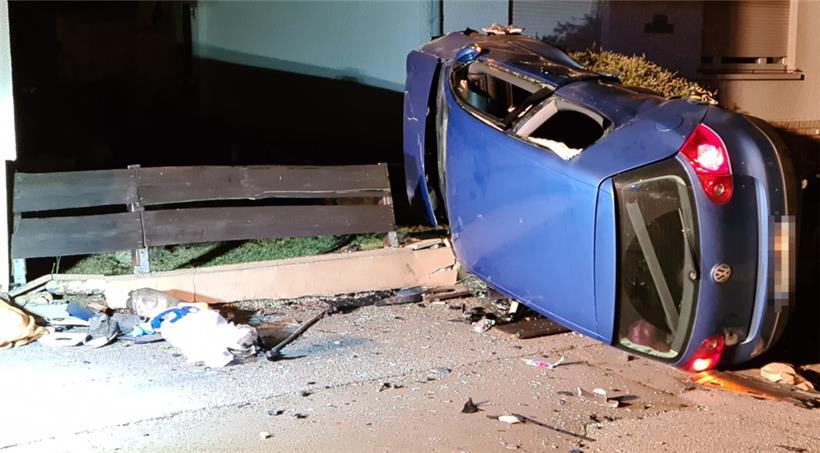 Das Auto überschlug sich bei der Verfolgungsfahrt, die vier Insassen erlitten dabei Verletzungen
