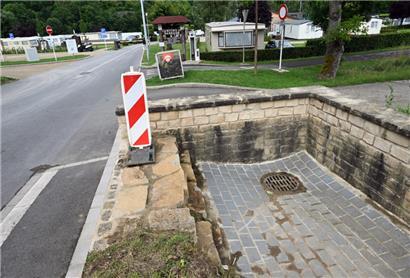 Das Bächlein neben der rue du Camping wurde ausgebaggert und die angrenzende rue du Camping trichterförmig gebaut, damit bei heftigen Unwettern das Wasser schneller in die Sauer abfließen kann

