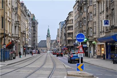 Alt-Tag: Blick auf das belebte Bahnhofsviertel mit Menschen und städtischer Atmosphäre, Symbol für aktuelle Nachrichten und Ereignisse