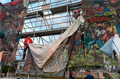 Das Banner „People’s Justice“ des indonesischen Künstlerkollektivs Taring Padi wird auf der Documenta entfernt
