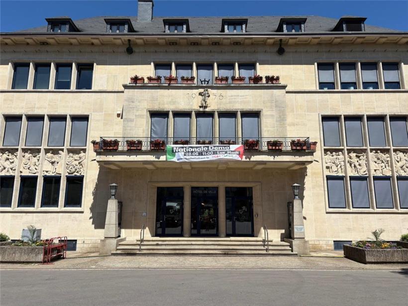 Das Banner auf dem Balkon der Gemeinde Rümelingen wurde von der Personaldelegation aufgehängt
