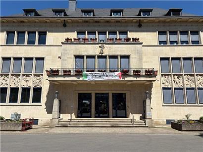 Das Banner auf dem Balkon der Gemeinde Rümelingen wurde von der Personaldelegation aufgehängt
