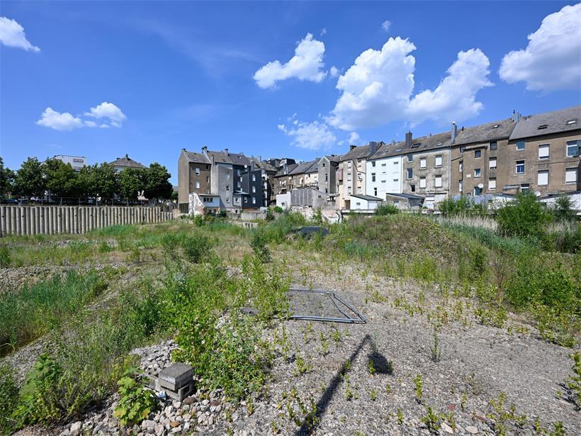 Bauloch von Portal eent mit Baugerüsten und Baustellenabsicherung im urbanen Umfeld