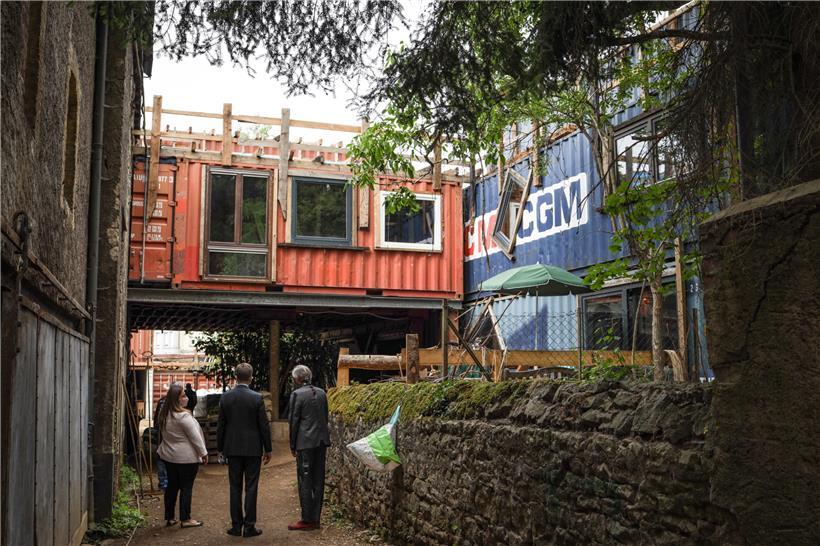 Das Benu-Village nimmt nach und nach Form an: Zwei Container dienen gleichzeitig als Dach, das den Gästen in Zukunft bei Regen Unterschlupf bietet
