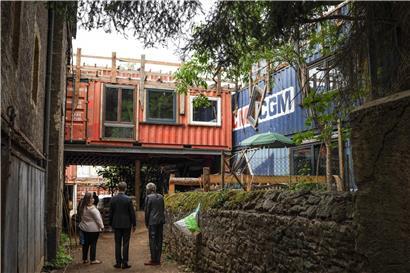 Das Benu-Village nimmt nach und nach Form an: Zwei Container dienen gleichzeitig als Dach, das den Gästen in Zukunft bei Regen Unterschlupf bietet
