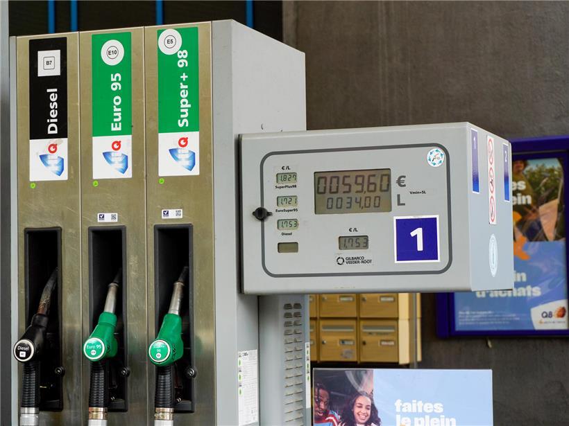 Steigende Benzinpreise an Zapfsäule, erhöhte Kraftstoffkosten und teureres Tanken 2024