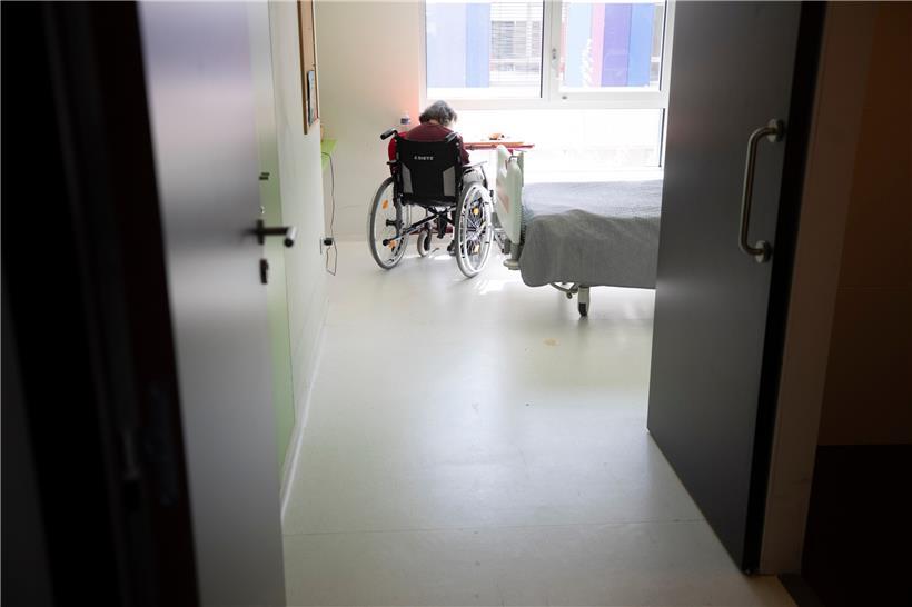 Das Besuchsrecht liegt weiterhin in den Händen der Direktion der jeweiligen Alten- und Pflegeheime. Ob deren Entscheidung gerechtfertigt ist, kontrolliert niemand.
