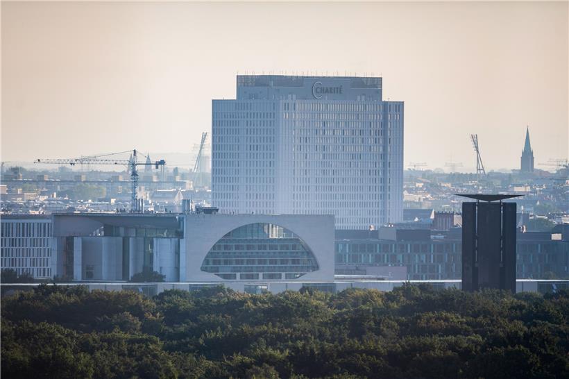 Das Bettenhochhaus der Berliner Charité ist am Morgen hinter dem Bundeskanzleramt zu sehen. In der Klinik wird der russische Oppositionelle Nawalny behandelt. Ärzte der Berliner Charité gehen davon aus, dass der Kremlkritiker vergiftet wurde.
