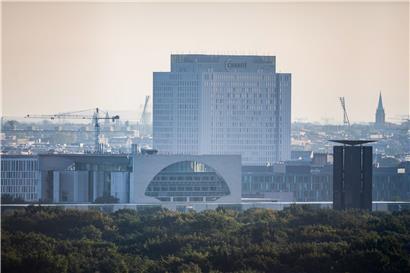 Das Bettenhochhaus der Berliner Charité ist am Morgen hinter dem Bundeskanzleramt zu sehen. In der Klinik wird der russische Oppositionelle Nawalny behandelt. Ärzte der Berliner Charité gehen davon aus, dass der Kremlkritiker vergiftet wurde.
