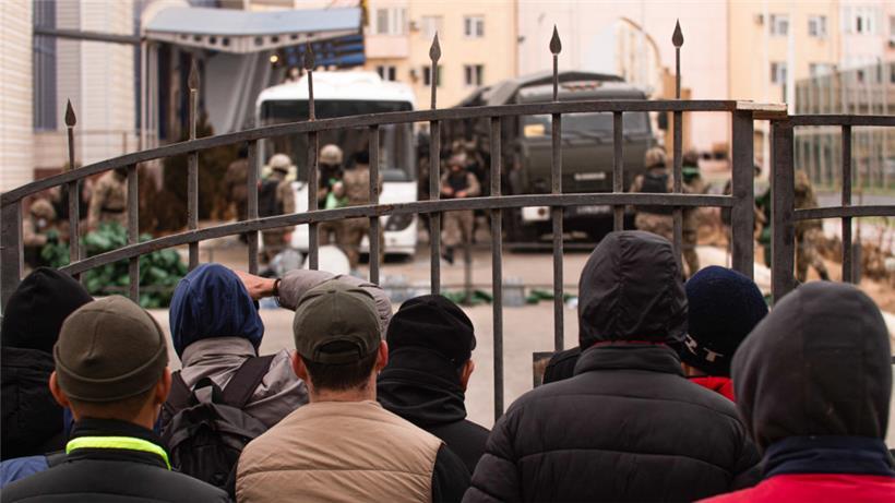Das Bild der Staatsagentur Tass zeigt Militärangehörige, die Trinkwasser und Lebensmittel an Zivilisten verteilen und sich auf die Aufrechterhaltung der Sicherheit in der Stadt Aktau im Westen Kasachstans vorbereiten, während die Regierung versucht, die Unruhen im ganzen Land zu beenden
