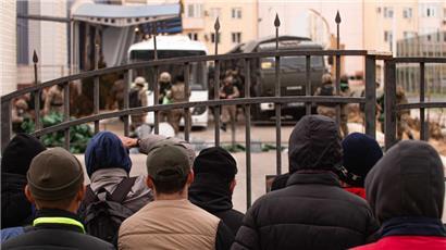 Das Bild der Staatsagentur Tass zeigt Militärangehörige, die Trinkwasser und Lebensmittel an Zivilisten verteilen und sich auf die Aufrechterhaltung der Sicherheit in der Stadt Aktau im Westen Kasachstans vorbereiten, während die Regierung versucht, die Unruhen im ganzen Land zu beenden
