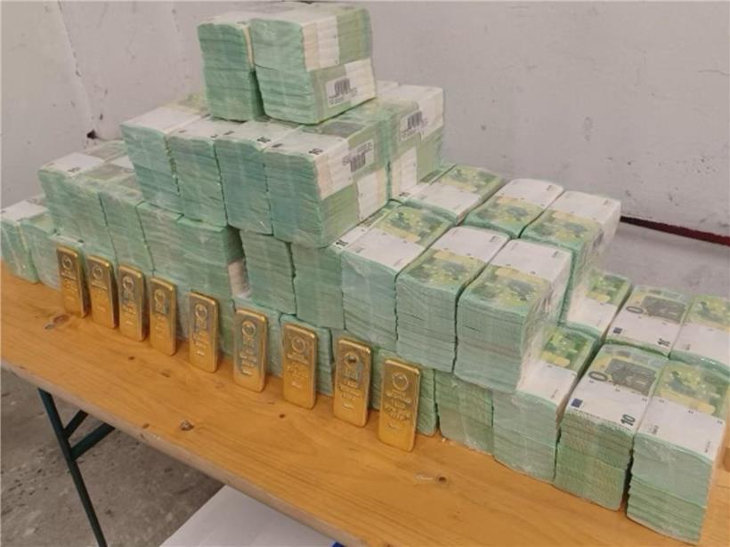 Beschlagnahmtes ukrainisches Geld und Gold bei ungarischen Behörden auf einem Tisch sichtbar