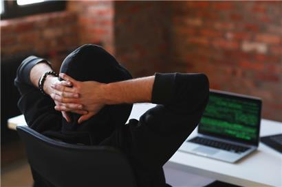 Das Bild des Einzelgängers, der sich verdeckt in die Rechner unbedarfter Opfer hackt, ist längst überlebt. Inzwischen arbeiten die Betrüger zu hunderten in Callcentern regelrechte Opfer-Listen ab.
