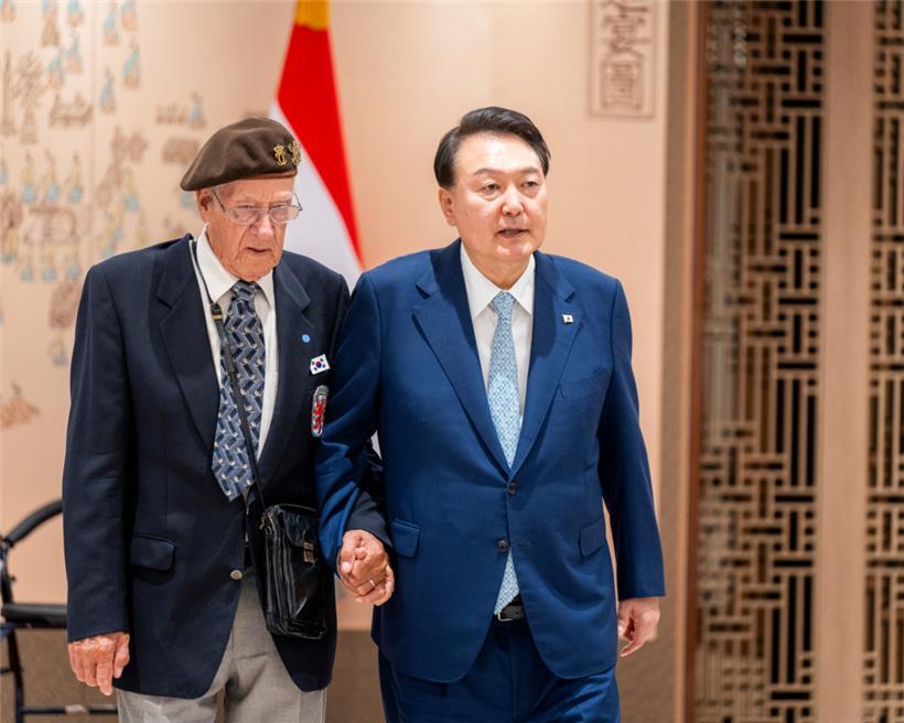 Das Bild des Tages: Südkoreas Präsident Yoon Suk-yeol Hand in Hand mit Veteran Léon Moyen
