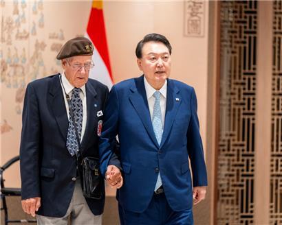 Das Bild des Tages: Südkoreas Präsident Yoon Suk-yeol Hand in Hand mit Veteran Léon Moyen
