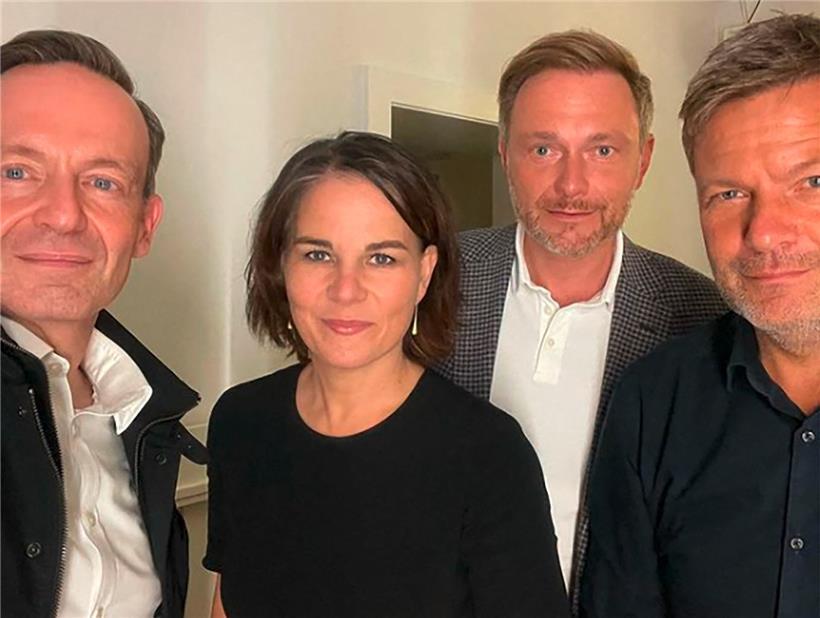 Das Bild des Tages gestern in Deutschland wurde am Vorabend aufgenommen und zeigt (v.l.) den Fotografen und FDP-Generalsekretär  Volker Wissing, Grünen-Spitzenkandidatin Annalena Baerbock, FDP-Chef Christian Lindner und den Grünen-Ko-Vorsitzenden Robert Habeck 
