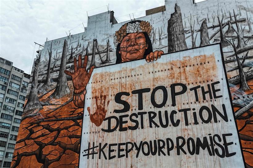 Das Bild des brasilianischen Künstlers Mundano wurde aus den Aschen verbrannter Wälder und dem Schlamm von Überschwemmungen geschaffen
