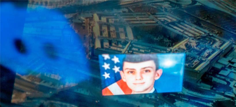 Das Bild zeigt den Beschuldigten Jack Teixeira mit im Hintergrund dem Pentagon in Washington
