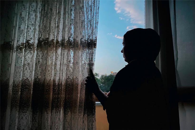 Das Bild zeigt die ehemalige Richterin Amina (Name geändert) an einem unbekannten Ort in Afghanistan
