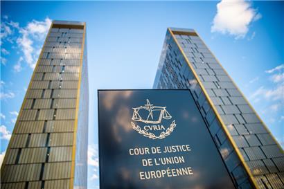 Das Bild zeigt ein Schild vor den Bürotürmen des Europäischen Gerichtshofs mit der Aufschrift „Cour de justice de l’Union européenne“ im Europaviertel auf Kirchberg
