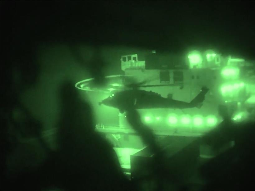 US-Hubschrauber bei Militäroperation zur Übernahme eines iranischen Schiffes im Golf von Oman