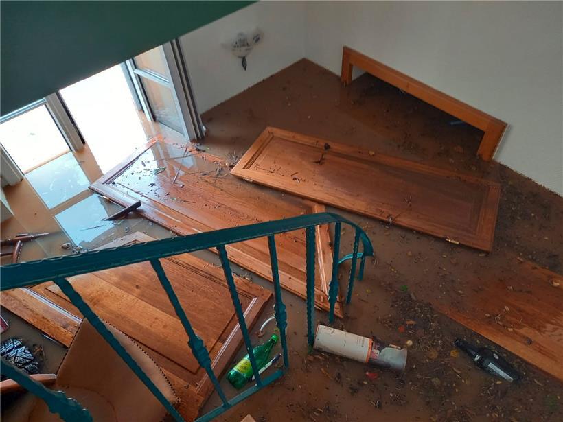 Das Bild zeigt einige der Schäden, die das Hochwasser hinterlassen hat