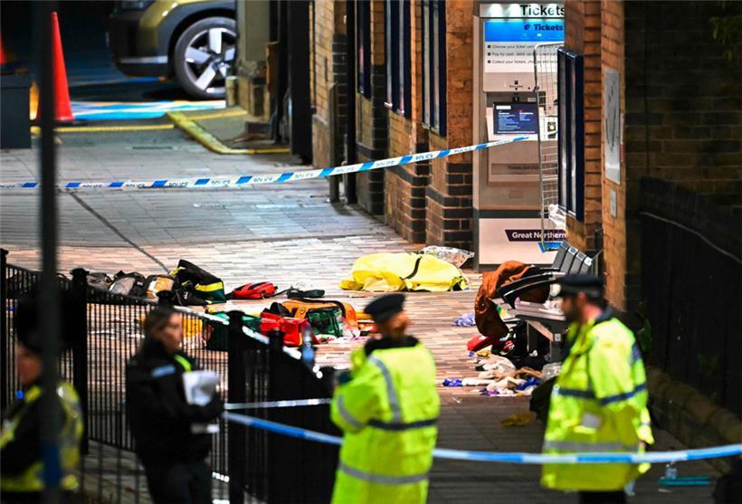 Das Bild zeigt medizinische Ausrüstung von Rettungssanitätern innerhalb einer polizeilichen Absperrung vor dem Bahnhof Huntingdon, nachdem es in einem Zug zu einer Messerattacke gekommen war
