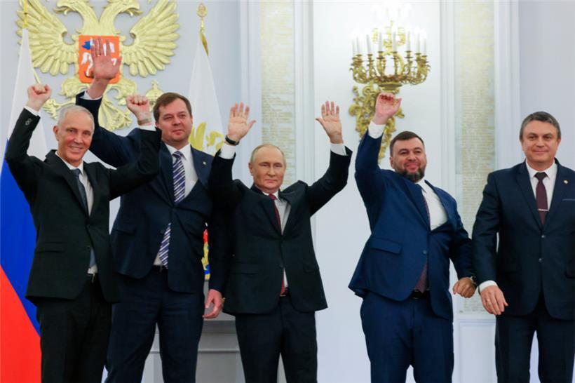 Das Bild zeigt (v.l.n.r.) den von Moskau ernannten Leiter der Region Cherson, Wladimir Saldo, den von Moskau ernannten Leiter der Region Saporischschja, Jewgeni Balizkij, Wladimir Putin (M.), Denis Puschilin, Leiter der sogenannten Volksrepublik Donezk, und Leonid Pasechnik, Leiter der sogenannten Volksrepublik Luhansk während einer Zeremonie zur Annexion ukrainischer Gebiete nach der Invasion russischer Truppen im…
