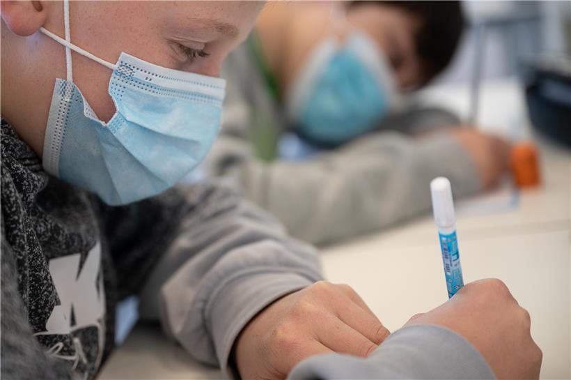 Das Bildungsministerium beschreibt in seiner wöchentlichen Bilanz, wie es an drei Grundschulen zu Infektionsketten kam
