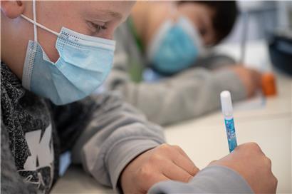 Das Bildungsministerium beschreibt in seiner wöchentlichen Bilanz, wie es an drei Grundschulen zu Infektionsketten kam
