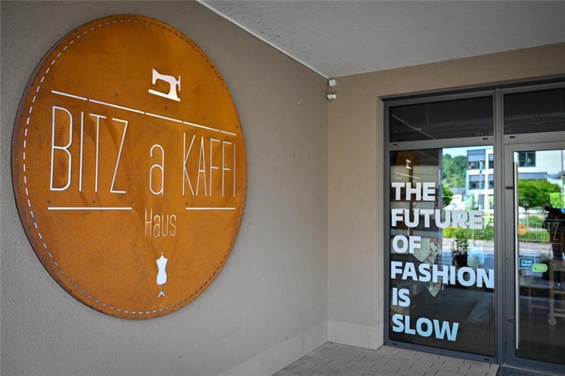 Das „Bitz- a Kaffi-Haus“ ist wegen des enormen Ladenschildes kaum zu verfehlen