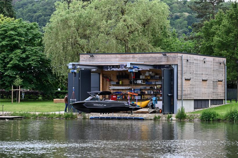 Das Boot wird mit einem Kran aus der Sauer gehoben und dann sofort ins Trockene gebracht
