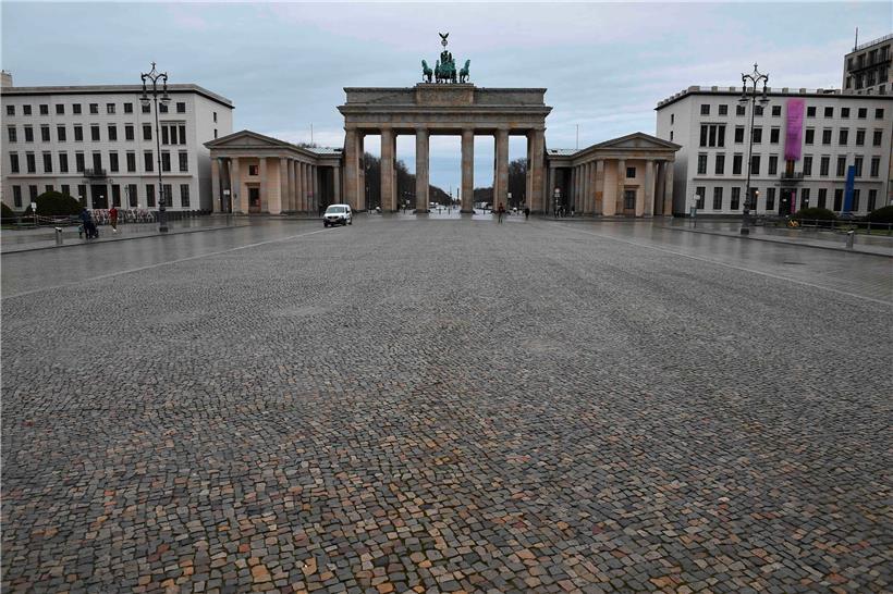 Das Brandenburger Tor in Corona-Zeiten: Je länger die Pandemie dauert, desto teurer wird sie – und lässt einige in Berlin an Grundfesten rütteln
