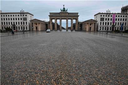 Das Brandenburger Tor in Corona-Zeiten: Je länger die Pandemie dauert, desto teurer wird sie – und lässt einige in Berlin an Grundfesten rütteln
