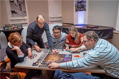 Das Brettspiel „Dune Imperium“ nimmt die Spieler mit auf einen entfernten Planeten
