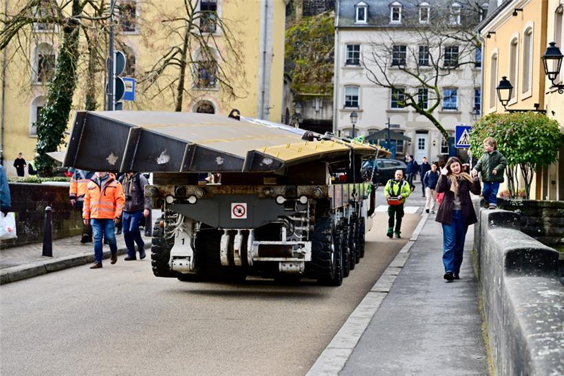 Das Brückenteil beim Transport über den Pont Munster
