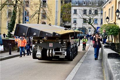 Das Brückenteil beim Transport über den Pont Munster
