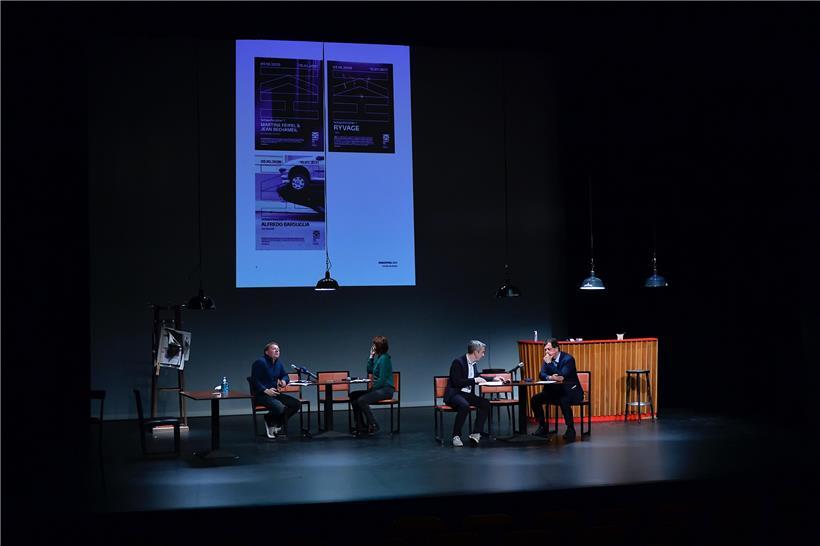 Das Bühnenbild des kommenden Theaterstücks „Si mer nach ze retten“ lieferte eine passende Kulisse für die Vorstellung der „Rentrée culturelle“ von Christian Mosar (Konschthal Esch), Carole Lorang (Escher Theater), Bürgermeister Georges Mischo und Kulturschöffe Pim Knaff
