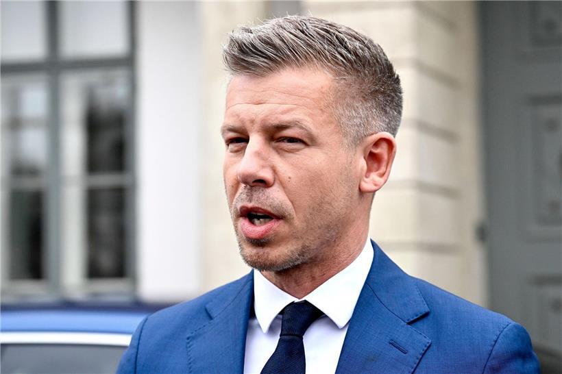 Büro des ungarischen Ministerpräsidenten im Ministeriumsgebäude, repräsentativer Arbeitsplatz mit moderner Einrichtung