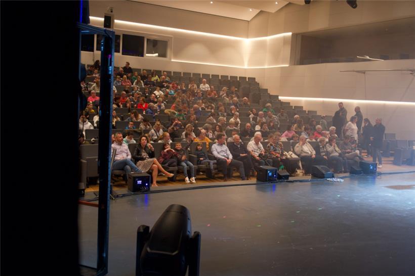 Das CELO füllt sich. Das Publikum wartet gespannt auf den Magier