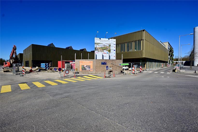 Das COHS mit den neuen Trainingshallen (l.) und dem administrativen Trakt (r.)
