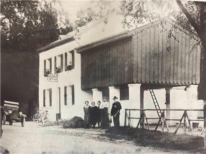 Das Café Waldhaff 1926, mit den damaligen Besitzern und ganz rechts einem Förster
