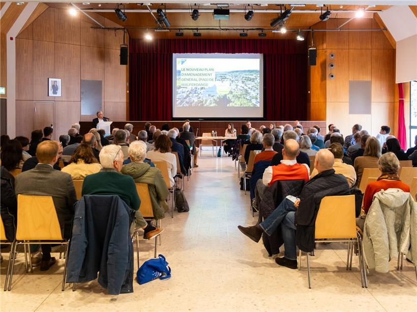 Voll besetztes Centre culturel Prince Henri bei Vorstellung des neuen Gemeinde-PAG mit gespanntem Publikum