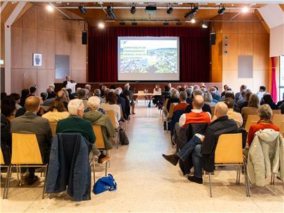 Voll besetztes Centre culturel Prince Henri bei Vorstellung des neuen Gemeinde-PAG mit gespanntem Publikum