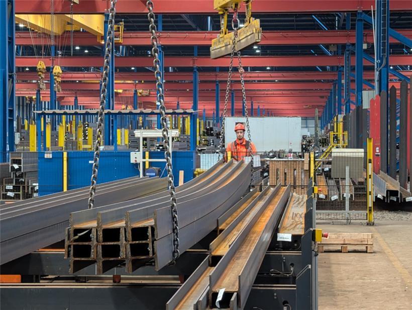 Das „Centre logistique européen“ in Niederkorn ist das größte Lager für Stahlträger in ganz Europa. Mehr als 230.000 Tonnen wurden letztes Jahr von hier aus an Kunden in Europa geliefert. Auf den Dächern wurde zudem eine Solaranlage errichtet, die mehr Strom herstellt, als am Standort selbst benötigt wird.
