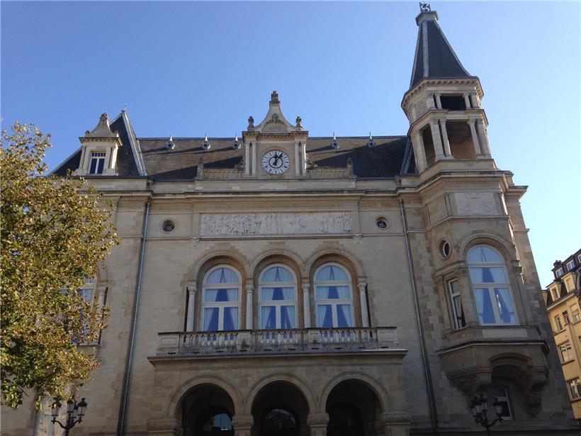 Cercle-Cité Kulturzentrum in Luxemburg-Stadt bei Tageslicht mit moderner Architektur und historischem Flair
