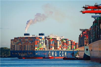 Das Containerschiff CMA CMG Zheng He legt im Waltershofer Hafen an
