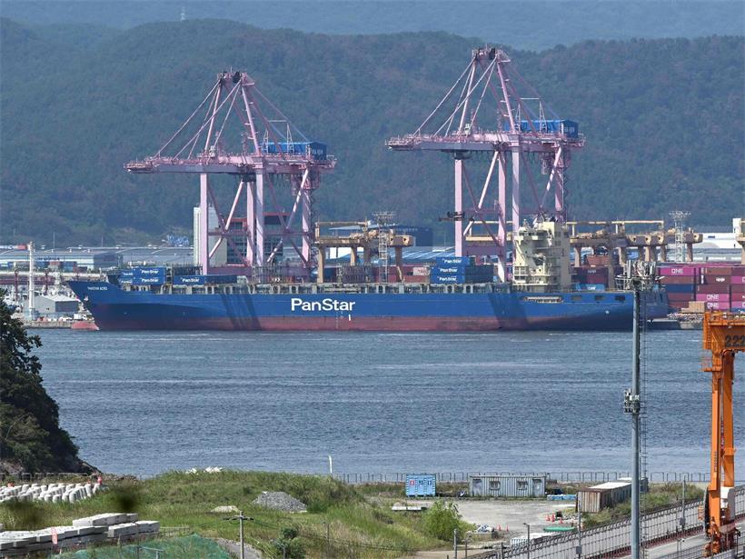 Das Containerschiff „Panstar Acro“ liegt im Busan New Port in Busan vor Anker, um Container zu laden. Das Schiff soll über die Arktis nach Europa fahren, um die wirtschaftliche Rentabilität der durch das schmelzende Eis erschlossenen Schifffahrtsroute zu testen.